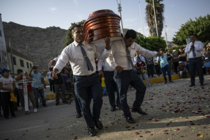 Peru's dancing undertakers take sting out of death.jpg