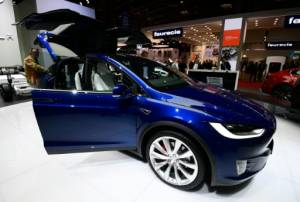 Tesla to build self-driving tech into all cars.jpg Tesla to build self-driving tech into all cars.jpg