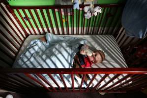 Babies should sleep in parents' room first year.jpg