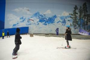 Chinese skiers cool off at world's largest indoor ski park.jpg