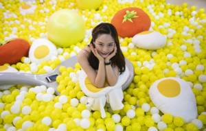 Shanghai exhibit draws egg-lovers and selfie-takers.jpg