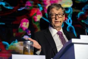 Poop in hand, Bill Gates backs China's toilet revolution.jpg
