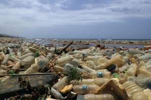 Oceans of garbage prompt war on plastics.jpg