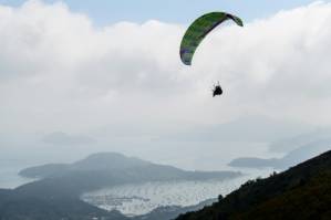 Paragliding popularity soars as Hong Kongers seek urban release.jpg