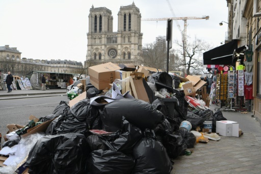 Paris rubbish collectors threaten Olympics strike