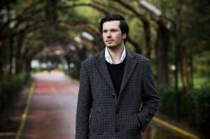 Homme dans un parc.jpg Homme dans un parc.jpg