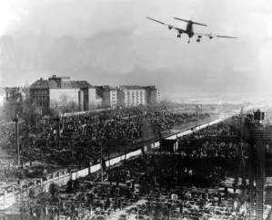70 years on, Berlin remembers Airlift 'Candy Bombers'.jpg