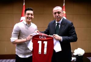 Ozil's resignation sparks Germany racism storm as Ankara cheers.jpg