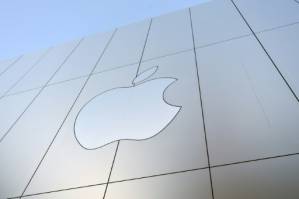 Apple reaches new landmark with $1 trillion valuation.jpg Apple reaches new landmark with $1 trillion valuation.jpg