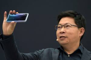 China's Huawei eyes smartphone summit after passing Apple.jpg
