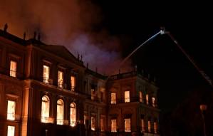 Raging fire tears through prized Rio museum.jpg