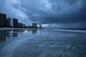 'Once in a lifetime' hurricane weakens, begins lashing eastern US.jpg 'Once in a lifetime' hurricane weakens, begins lashing eastern US.jpg