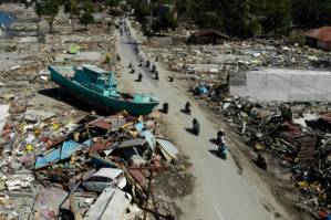 Quake-hit Indonesia asks for help, graves dug for 1,000-plus.jpg
