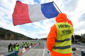 Macron to meet unions, address nation seeking to end 'yellow vest' crisis.jpg