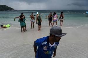 Tourists flee Thai islands as Tropical Storm Pabuk closes in.jpg