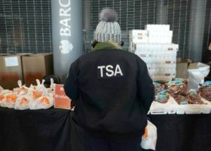 After a month of shutdown, US federal workers turn to food banks.jpg