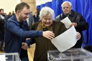 Comedian heads to run-off against incumbent for Ukraine presidency.jpg