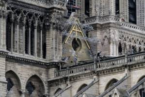 Race on to cover Notre-Dame as rainclouds gather over Paris.jpg