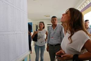 Anti-establishment figures claim first round wins in Tunisia polls.jpg