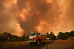 Tourists at risk as heatwave fuels Australia bushfires.jpg