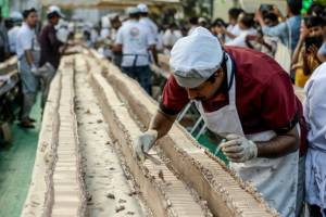Indian bakers make world's 'longest' cake.jpg