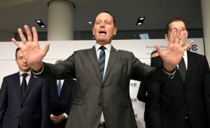 Trump threatens intelligence block over Huawei US diplomat.jpg