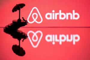 Airbnb slashes staff in effort to ride out pandemic.jpg