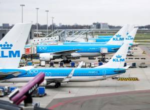 Dutch government backs KLM bailout after pilots agree to pay cut.jpg
