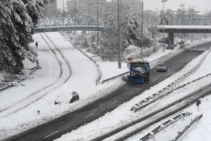 Spain races to clear snow before cold snap freezes roads.jpg
