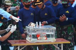 Indonesia divers search for crashed plane's second black box.jpg