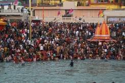Hundreds of thousands take holy dip in India.jpg