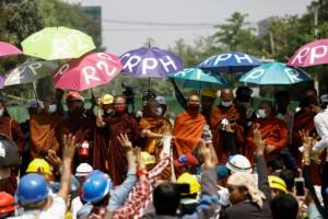 Britain tells citizens to quit Myanmar, Suu Kyi lawyer denies graft.jpg