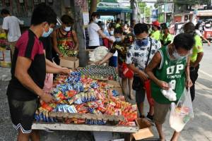 Food pantries spread in Philippines as virus restrictions bite.jpg