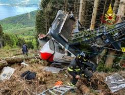 Deadly Italy cable car crash probed as child fights for life.jpg