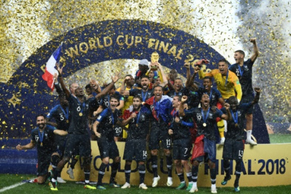 Légion d'honneur Houellebecq et les champions du monde de foot distingués.jpg