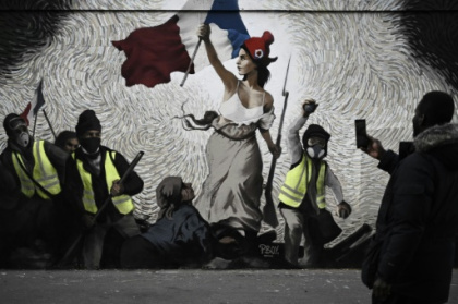 Une fresque gilets jaunes sur un mur de Paris, inspirée de Delacroix.jpg