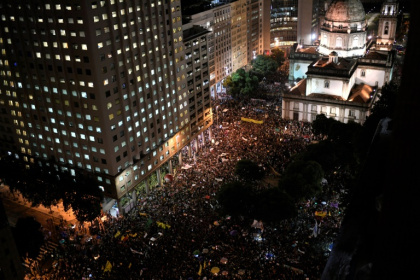 Une marée humaine dans les rues du Brésil pour défendre l'université.jpg