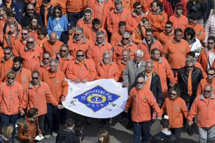Plus de 15.000 personnes rendent hommage aux sauveteurs des Sables-d'Olonne.jpg