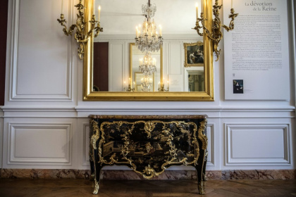 Le grand retour d'une commode royale à Versailles.jpg