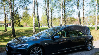 un-corbillard-electrique-de-tesla-motors-utilise-par-une-entreprise-de-pompes-funebres-a-oslo-le-29-avril-2019_6196984.jpg