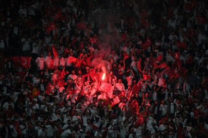 les Bleus freinés par la Turquie et ses bouillants supporters.jpg