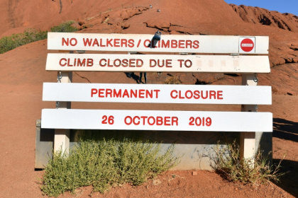 Uluru, le plus célèbre rocher d'Australie, désormais fermé aux grimpeurs.jpg