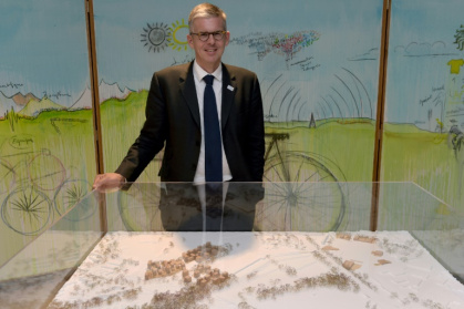 Philippe en Seine-Saint-Denis pour les premiers coups de pioche du village olympique.jpg