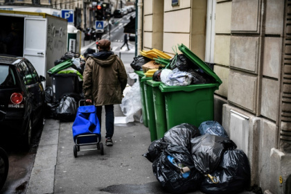 La grève fait déborder les poubelles à Paris et Marseille.jpg