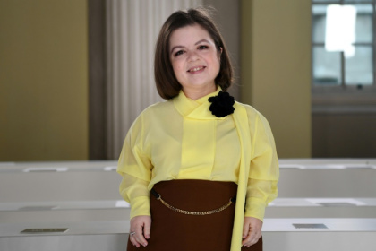 Sinéad Burke, la petite Irlandaise qui interpelle les grands noms de la mode.jpg