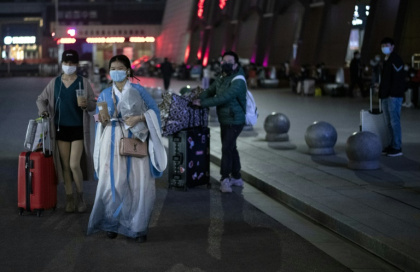 fin du bouclage à Wuhan, une foule de passagers à la gare.jpg