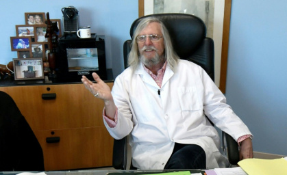 la France se prépare à un confinement prolongé, Macron chez Raoult.jpg