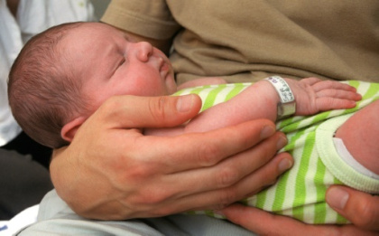 La durée du congé de paternité va doubler et passer à 28 jours selon l'Elysée.jpg