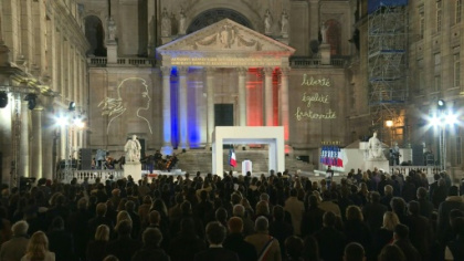 Macron rend hommage au.jpg