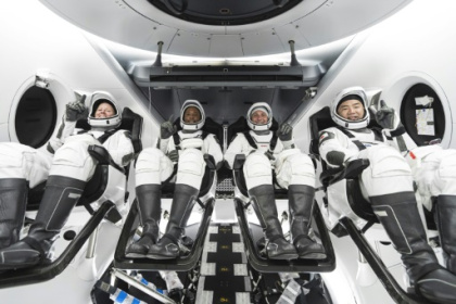 Une fusée SpaceX en route vers la station spatiale avec 4 astronautes.jpg